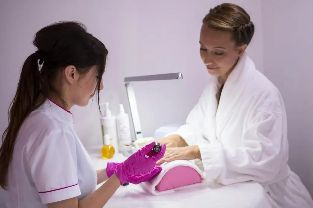 Een manicure schildert de nagels van een vrouw in Enschede