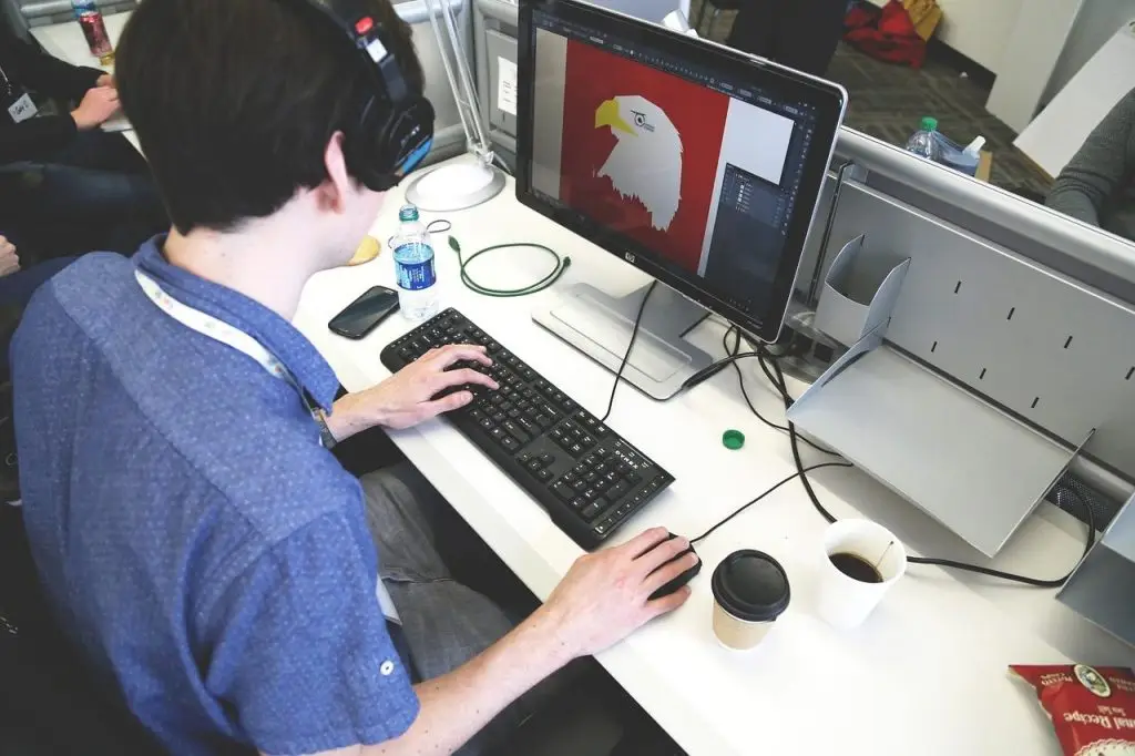 Een man doet grafisch ontwerp in Enschede