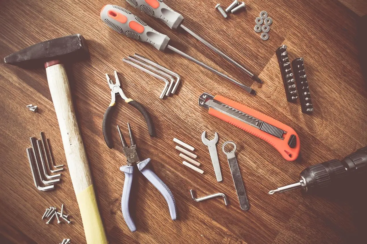 Diverse gereedschappen Het wordt op een houten tafel geplaatst in Enschede
