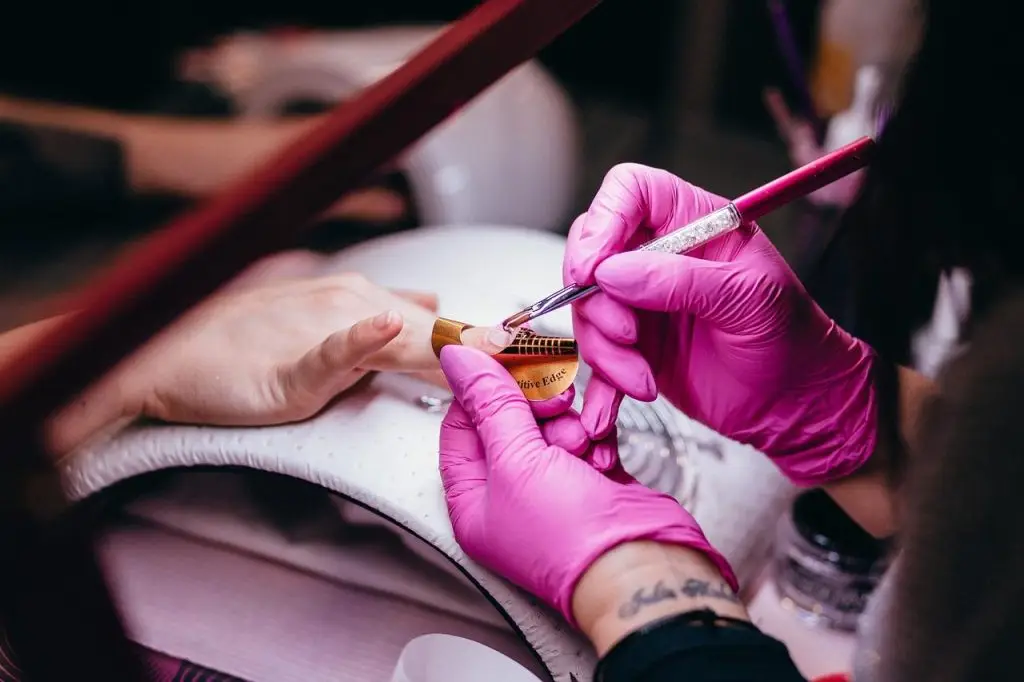 Nageltechnicus die de nagels van de klant schildert in Enschede