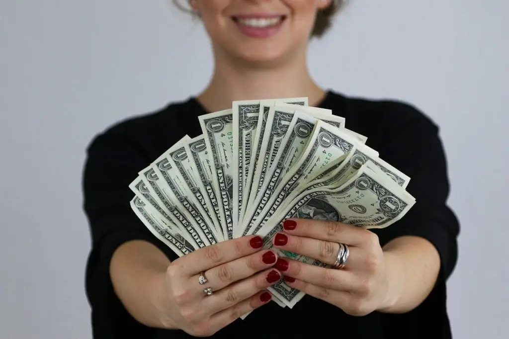 Een vrouw houdt geld vast in Enschede