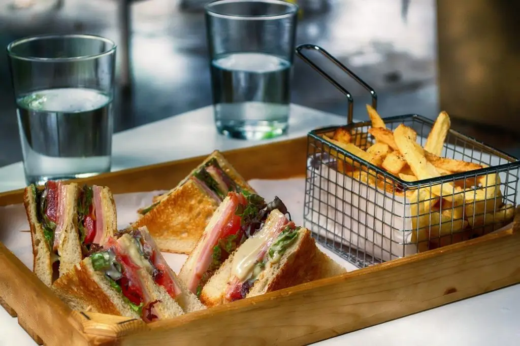 Maaltijdset bestaande uit 4 sandwiches en frietjes in Enschede