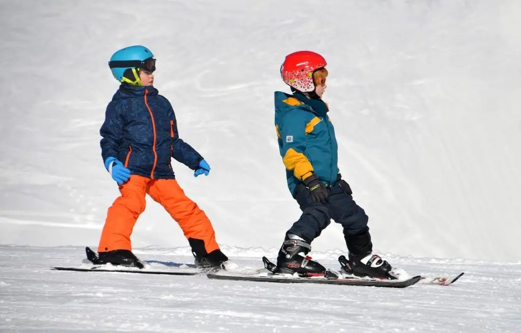 Twee kleine kinderen die skiën in Enschede