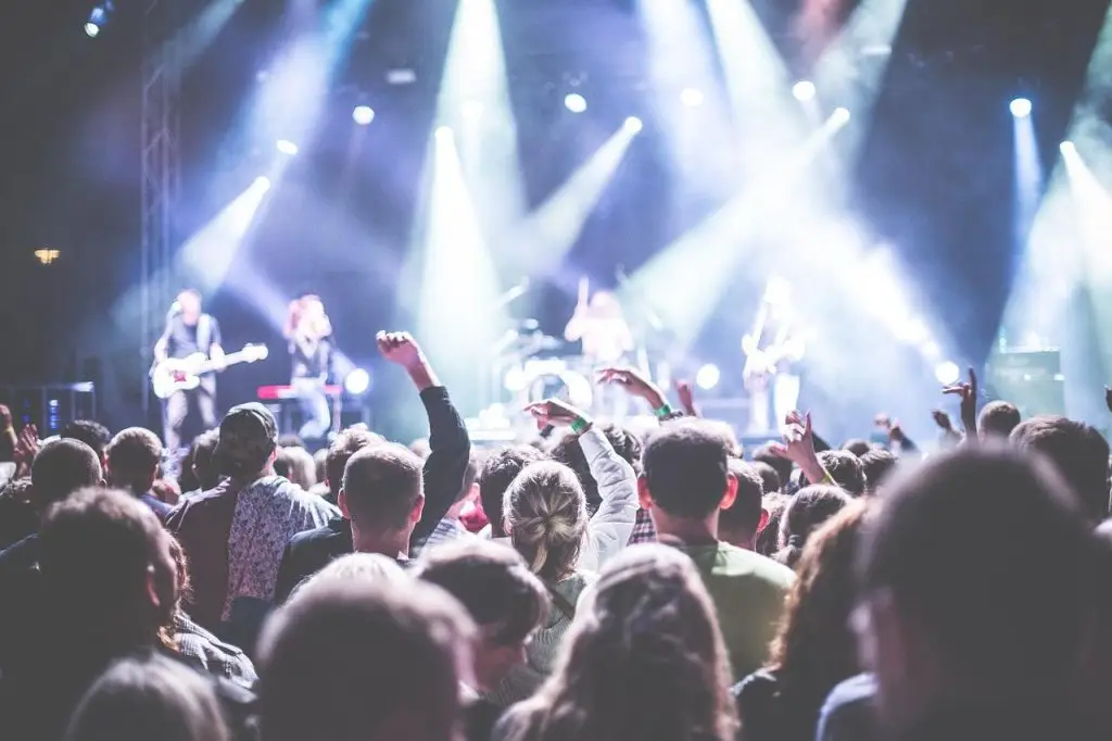 Veel mensen zijn aan het feesten in Enschede