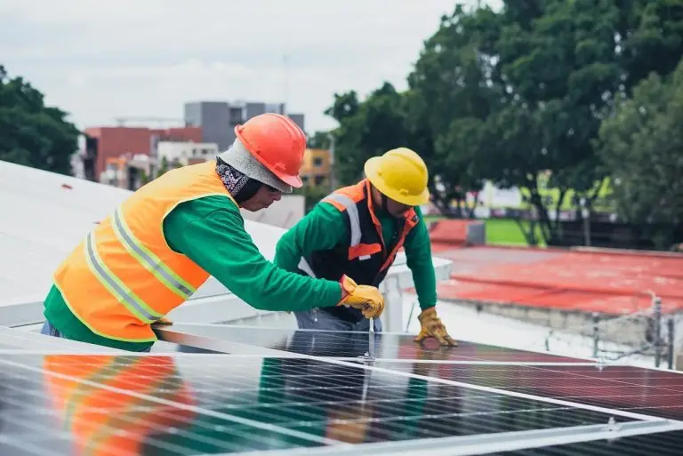 Technicus die zonnepanelen installeert in Enschede