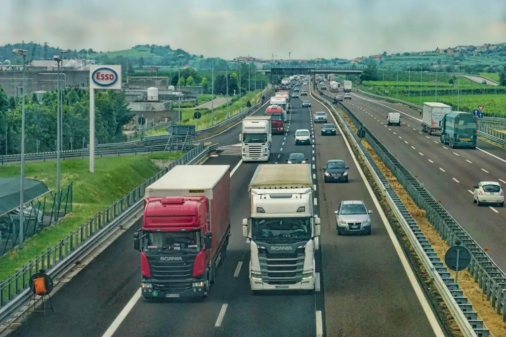 Weg met veel auto's in Enschede