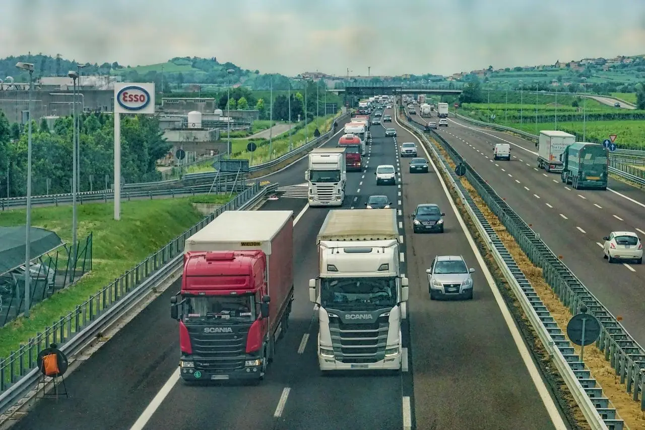 Weg met veel auto's in Enschede