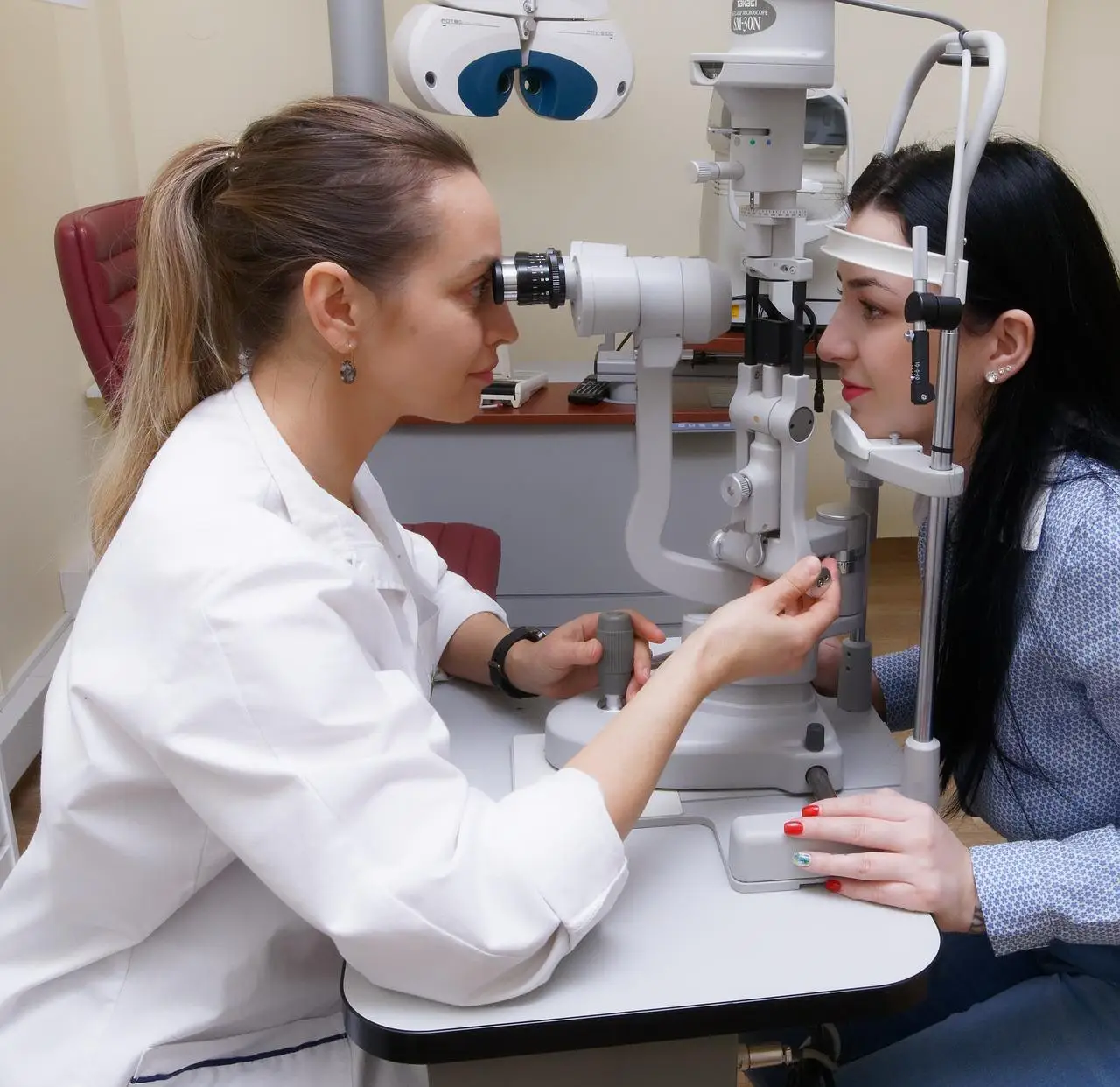 Een vrouw kijkt naar een oogonderzoek tijdens een bezoek aan de optometrist in Enschede