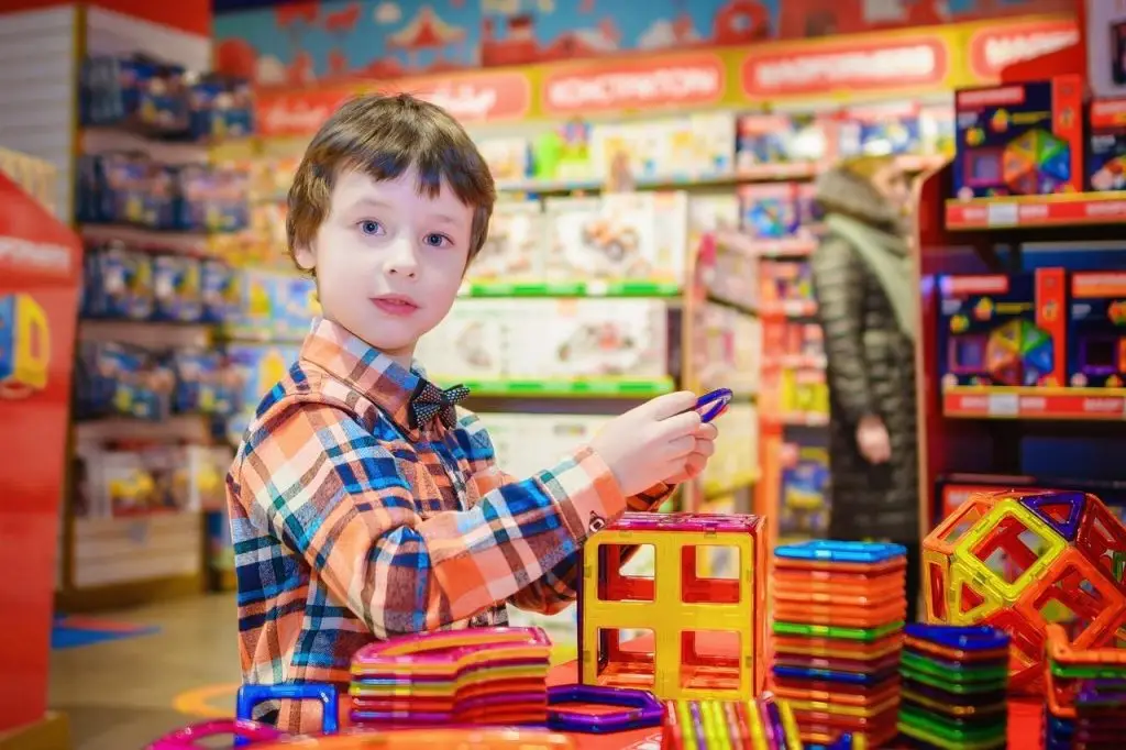 jongen speelt speelgoed in Enschede