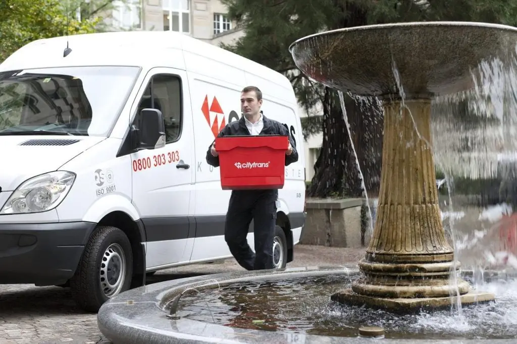Transportarbeider die een rode doos vasthoudt in Enschede