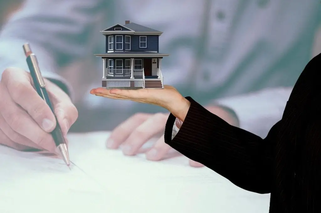 Een persoon houdt een huismodel in hun hand in Enschede