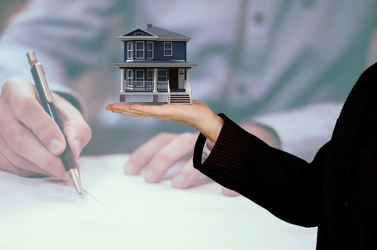 Een persoon houdt een huismodel in hun hand in Enschede