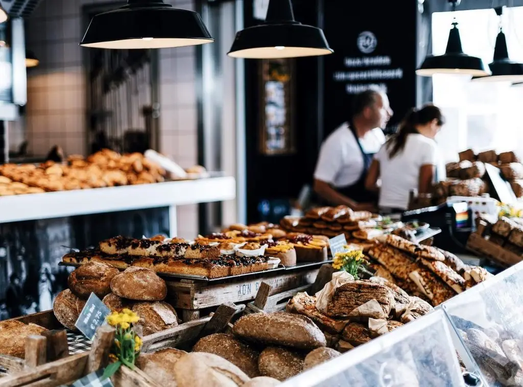 Een bakkerij met vers brood en gebak op de toonbank in Enschede