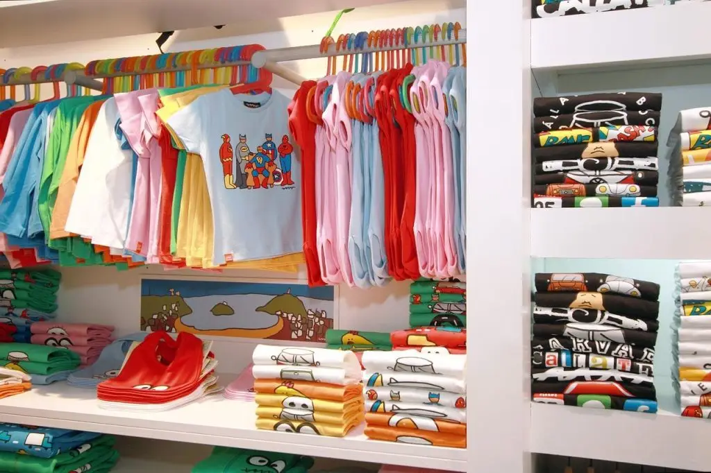 Een winkel vol kleding, met rekken vol trendy outfits en accessoires voor alle gelegenheden in Enschede