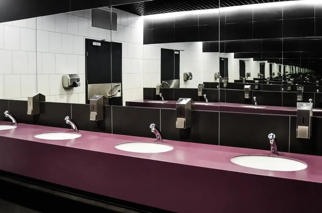 Een openbaar toilet met vier wastafels en spiegels in Enschede
