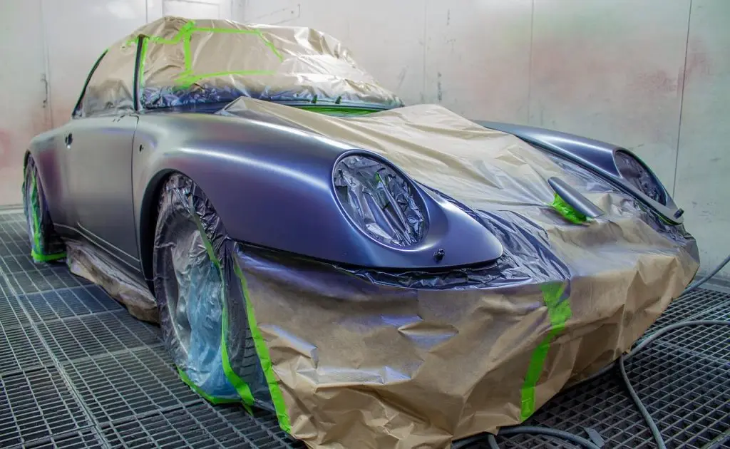 Een auto wordt geschilderd in een garage in Enschede