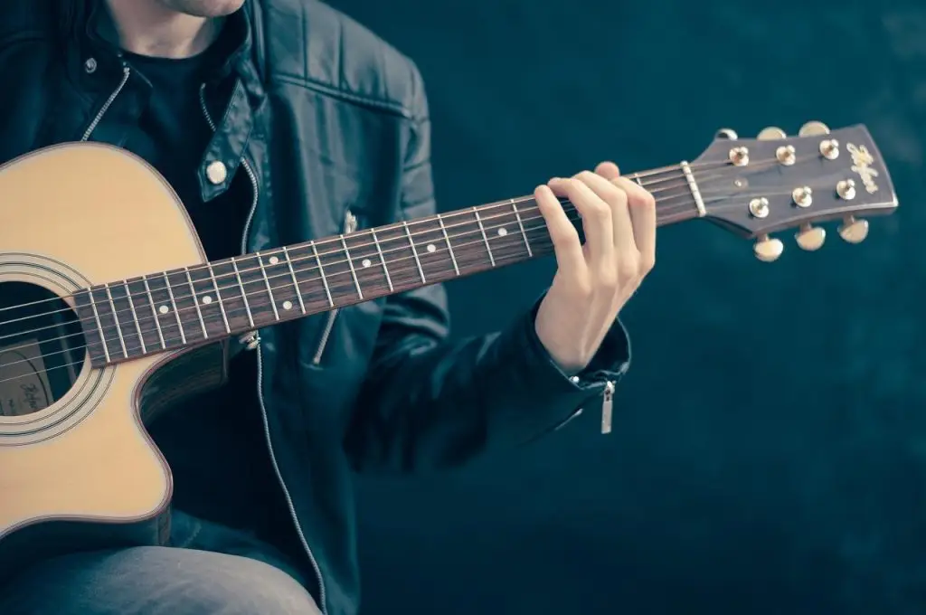 Een man treedt op met een akoestische gitaar in Enschede