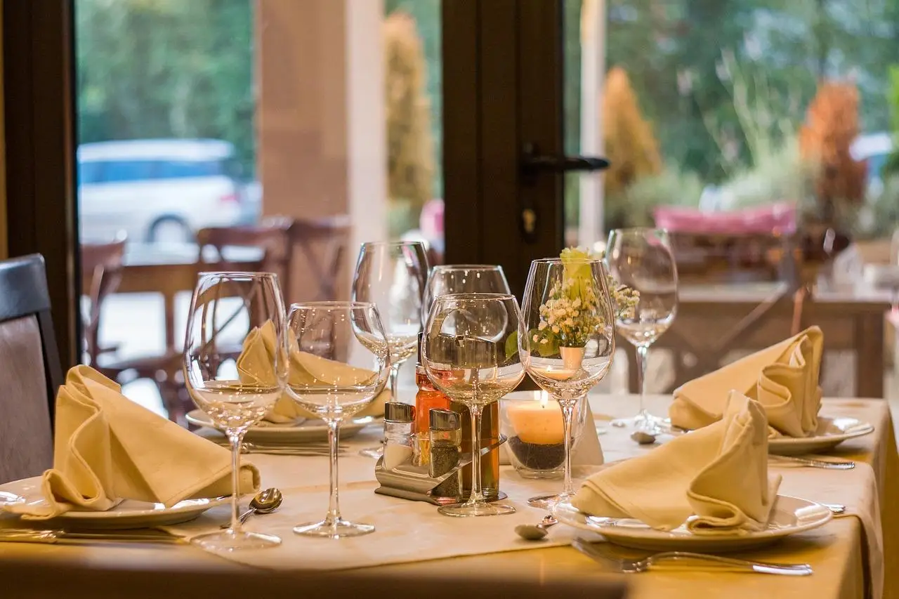 Elegante restauranttafel met wijnglazen en couverts in Enschede