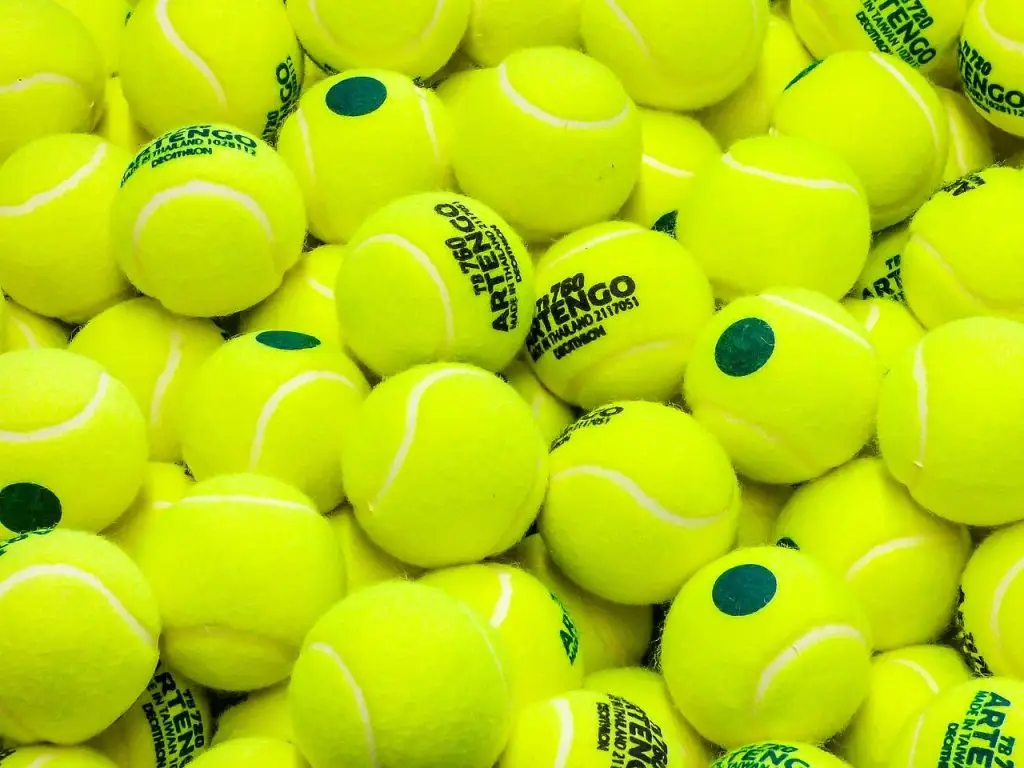 Een stapel tennisballen in Enschede