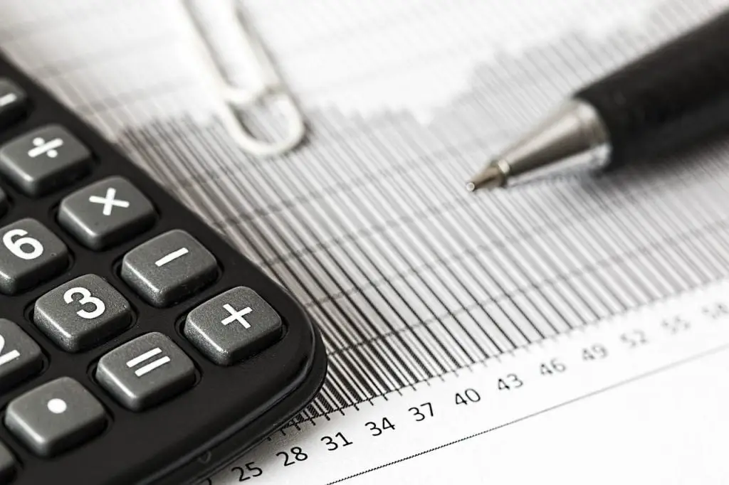 Rekenmachine en pen in financieel rapport Help de cijfers te analyseren in Enschede