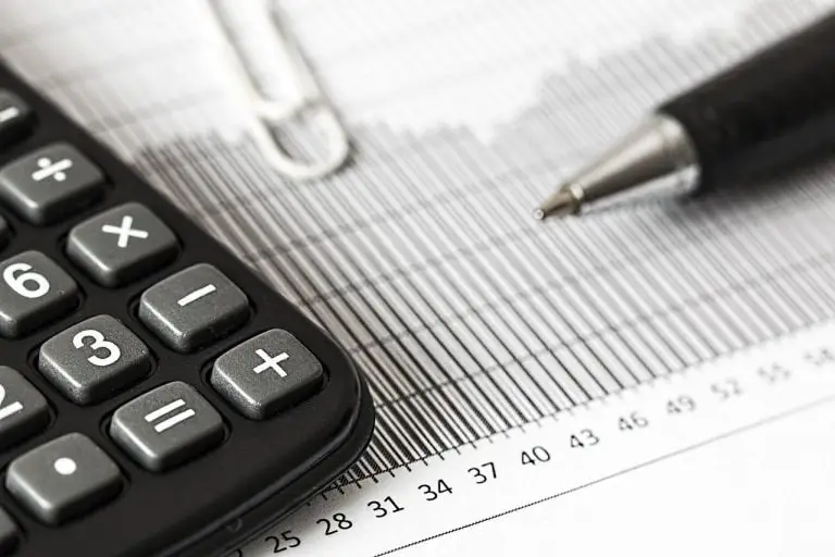 Rekenmachine en pen in financieel rapport Help de cijfers te analyseren in Enschede