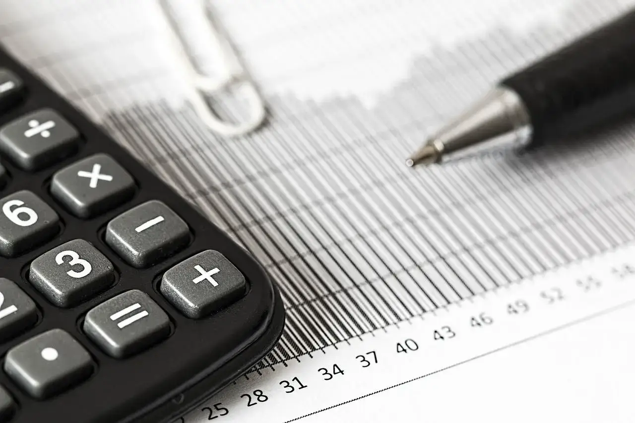 Rekenmachine en pen in financieel rapport Help de cijfers te analyseren in Enschede