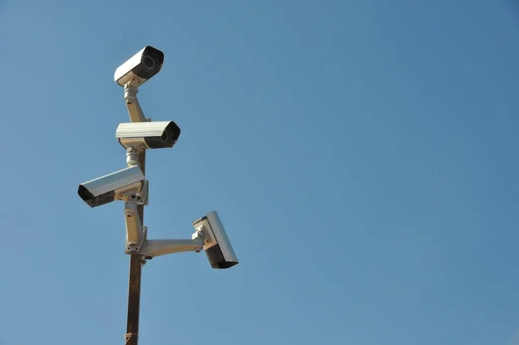 Professionele beveiliger in Enschede die toezicht houdt op een evenement met aandacht voor veiligheid en gastheerschap