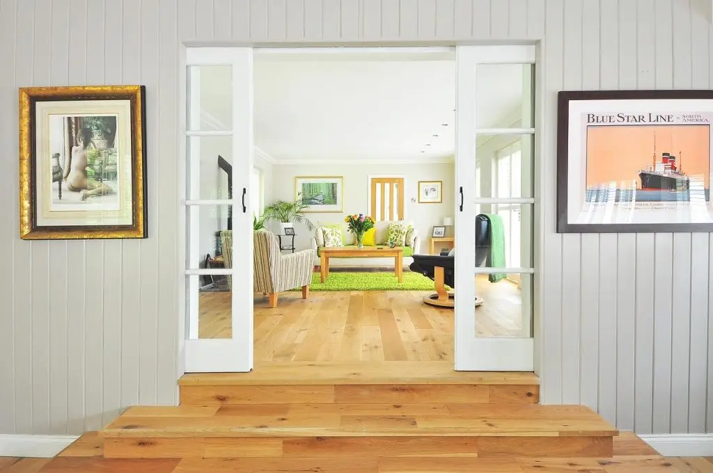 Registreer Luxe woonkamer met warme PVC-vloer van LAB21 in natuurlijke eikentint, die ruimtes verbindt en rust uitstraalt in het mooiste