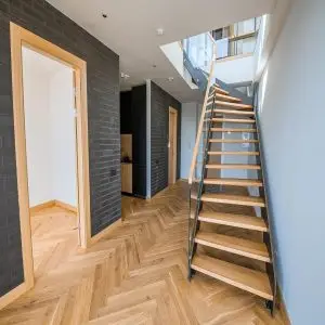 PVC vloeren Enschede combineren praktisch onderhoud met comfortabele loopgevoel en moderne design opties.